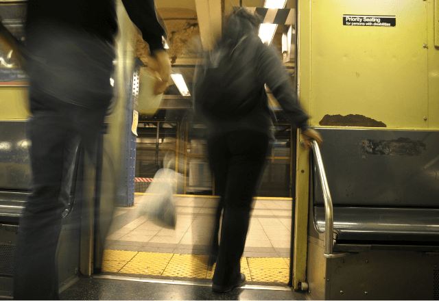 電車で…大声で通話する男性にイライラ。しかし降車時⇒男性の“思わぬ姿”に乗客全員が振り返る―！？