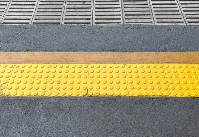 駅のホームで…隙間に転落しかけた女性。次の瞬間⇒【まさかの人物達】による“奇跡の救出”に涙…