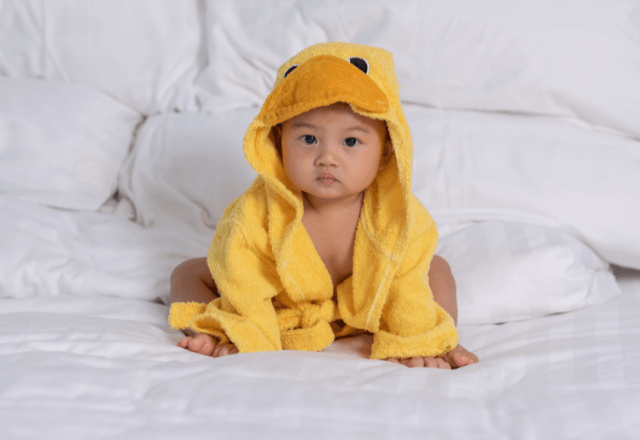 赤ちゃんのお風呂はどう待たせる？安全な方法と便利グッズを解説
