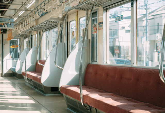 満員電車で…席を譲る直前に『強引に横取り』した若者。周囲が絶句した直後⇒ある乗客の一言で若者が逃走したワケ─
