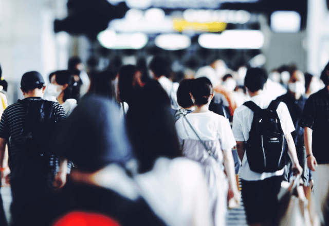 電車で…涙を堪える乗客にハンカチを差し出す女性。数ヶ月後⇒「あら…」再会した女性の【一言】に乗客涙…