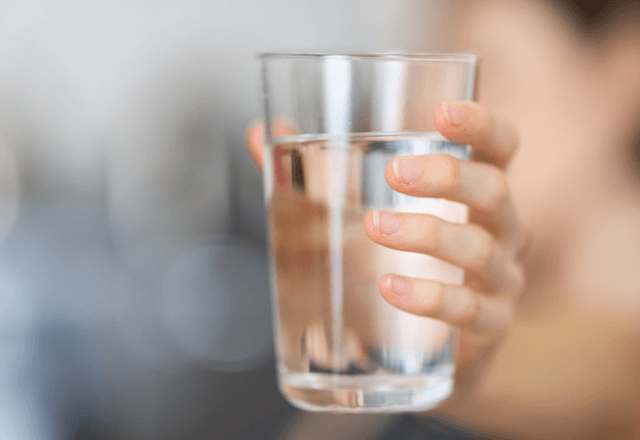 職場で…体調不良の老夫婦「少し座らせて」同期「帰って」追い出した数日後⇒判明した【客の正体】に同期「まって…」　