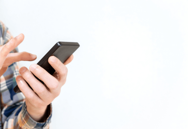 入学式で…大声で通話する迷惑保護者。子どもが呼ばれた直後⇒突然立ち上がり放った【衝撃の一言】に「うそでしょ…」