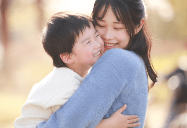 抱っこ地獄にサヨナラ！“3分のハグ”で道端に座る子どもが自分から歩き出す魔法