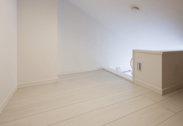 「ロフトもぜひ」内見中、担当者に促され確認した結果⇒「これって…」家賃が安い理由が判明して背筋がゾッ…