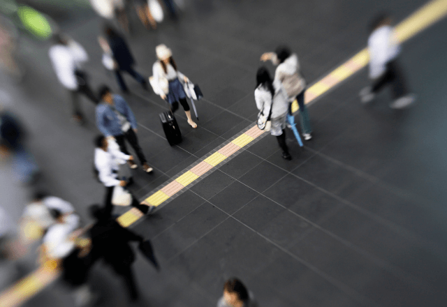 駅で…暴れる酔っ払いを一人で制した“通行人”。「お前誰じゃ！」直後⇒その返答に全員が驚愕して―！？
