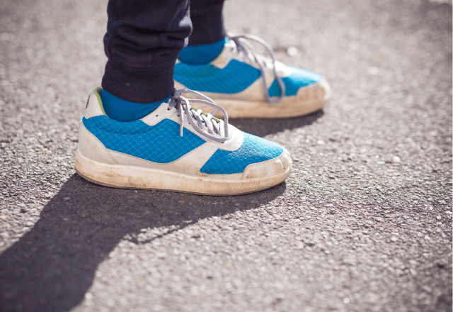 忙しいママの味方！子ども用スニーカーを「浸けるだけ」でピカピカにする方法