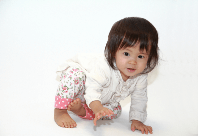 1歳児の笑顔がはじける！室内・公園・知育で夢中になれる遊び