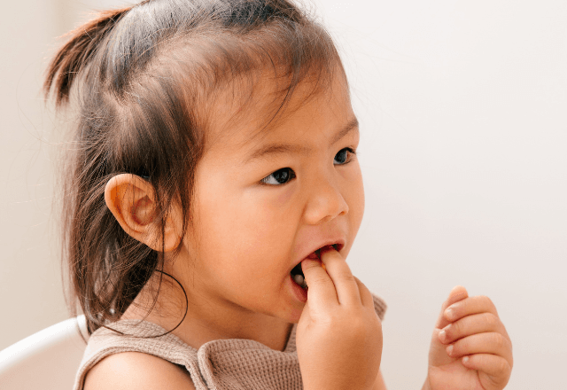 手づかみ食べのメリットとは？離乳食期の成長を促すコツ