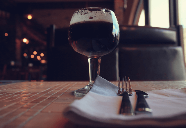 フレンチで…一人客を無視し“金持ち”に媚びる店員。だが会計時⇒一人客が【出したカード】に顔面蒼白―！？