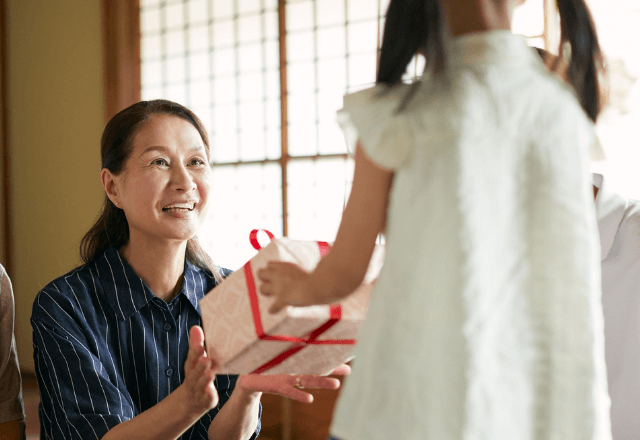 敬老の日に…「ばあば、これどうぞ！」孫から貰ったプレゼントを“横流し”した結果⇒【衝撃の結末】に…