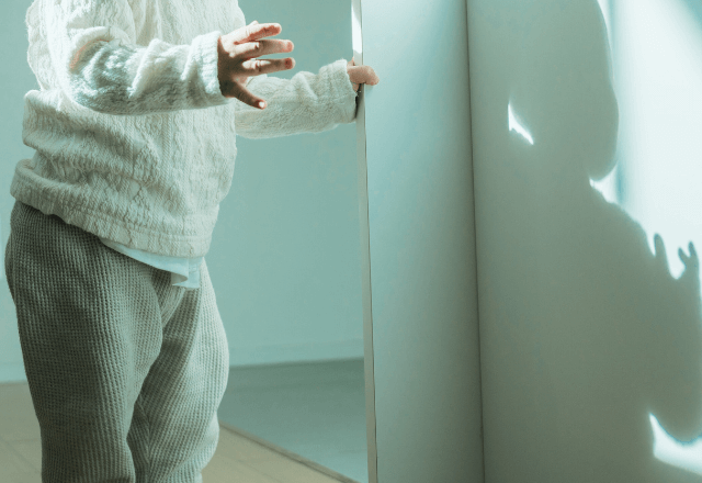 電車で…ヨチヨチ歩きの子どもが一人で車内をウロウロ…！？乗客が不安そうに見守る中、電車が揺れて―！？