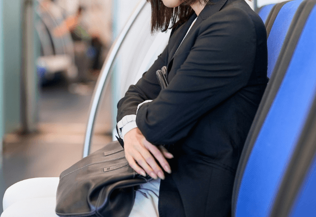 電車で…絡まれる女性を助け、一緒に途中下車した私。後日、お礼の食事に行った結果⇒【奇跡の結末】に涙…