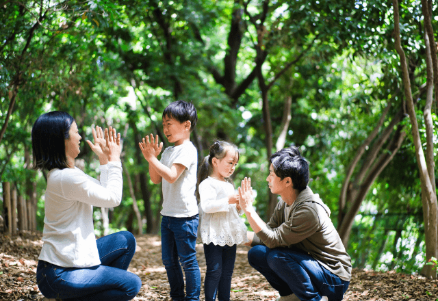 おやこで笑顔に！幼児から小学生まで夢中になれる面白い手遊び歌ガイド