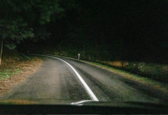 深夜の山道で…後ろからフラフラ迫る不審車。逃げ切った数日後⇒昼間に同じ道で見た“真相”に血の気が引いて…