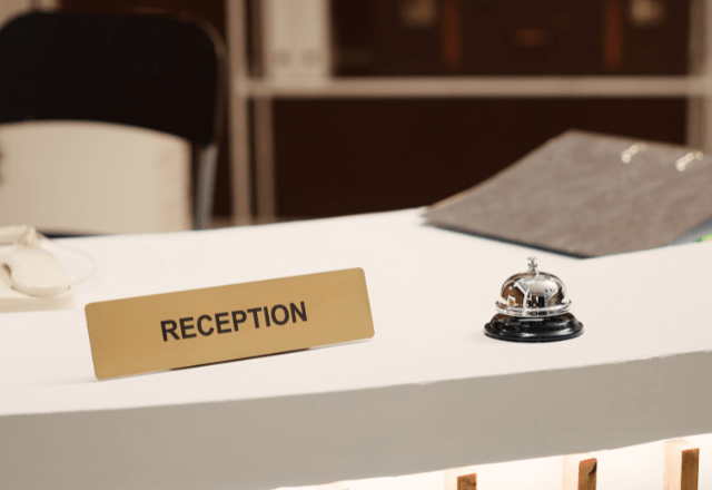 高級ホテルでチェックイン…受付「失礼ですが…このチケットはどこで？」直後⇒『別室』に通された理由に絶句？！