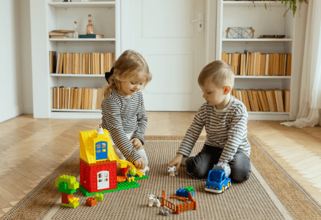 2人用のスッキリ子ども部屋！ベッドと机の快適なレイアウト術