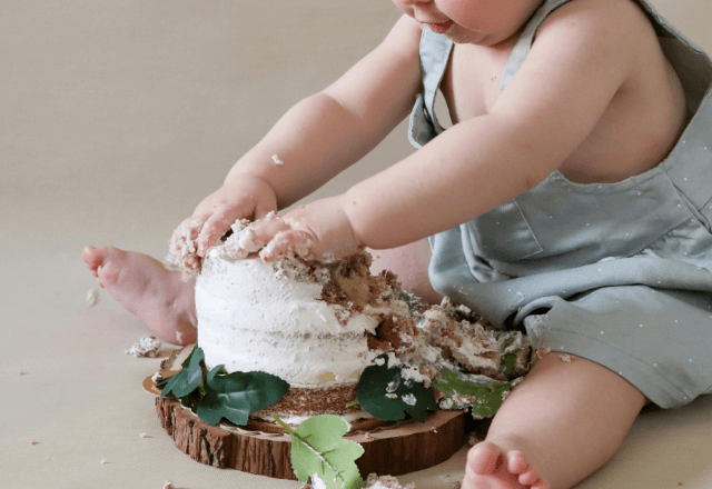 手づかみ食べで赤ちゃんの脳を刺激！楽しく学び成長するためのアドバイスと食べこぼし対策