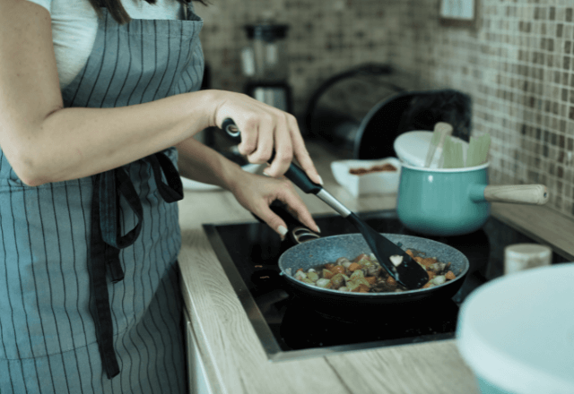 夕食の準備中…娘「ママ～！後ろの人誰？」と言い出し“ゾッ”。直後⇒私「どこにいるの！？」家中を探すワケ…