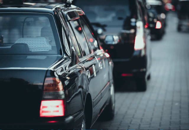 通勤時…青信号でも発進しないタクシーに違和感。運転席を覗き込んだ結果⇒【衝撃の光景】に絶句…
