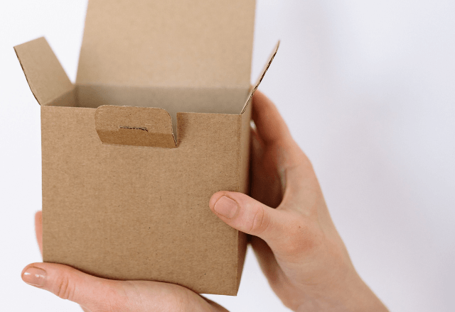 「送ります」倒れそうな高齢女性を家まで送った私。直後⇒「お礼に…」渡された【謎の箱】に家族で大歓喜…！？