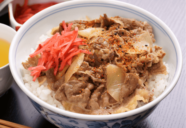 牛丼屋で…厳しく新人教育をするベテラン店員が。しかし数分後⇒ブチ切れた新人店員の行動に店内騒然―！？