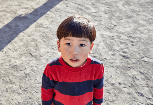 公園で…知らない子どもが我が子に嫌がらせ。「パパかママはいる？」と尋ねた結果⇒指さした先に絶句…