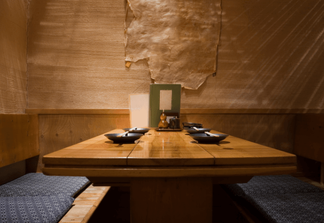 居酒屋で…隣の個室から聞こえる“騒音”に違和感。覗き込んだ瞬間⇒「110番してー！」店内騒然に―！？