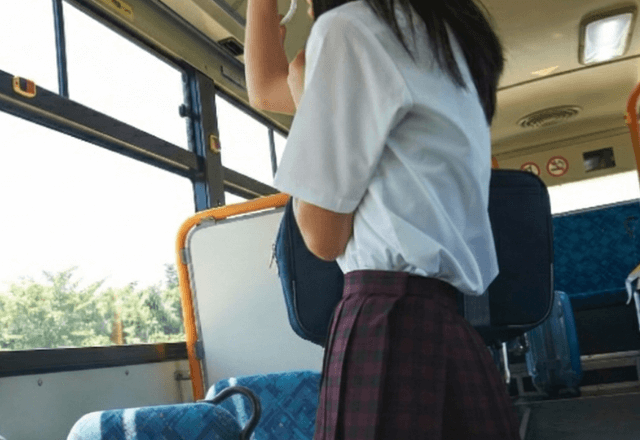 バスで…「2人分払います」運賃がなく立ち尽くす学生を救った女性。後日⇒学校で知った【女性の正体】に涙…