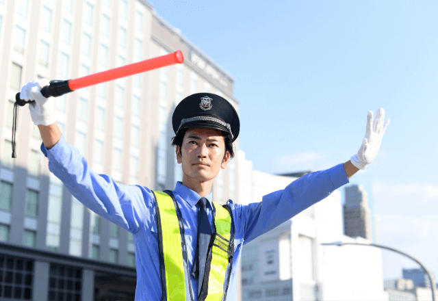 横断歩道で…「止まって！」警備員を無視して通過する車。直後⇒“まさかの相手”に擦り、運転手が青ざめる…
