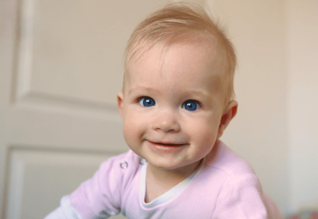 生後7ヶ月の赤ちゃんが夢中になる遊び方！発達を促す室内遊び