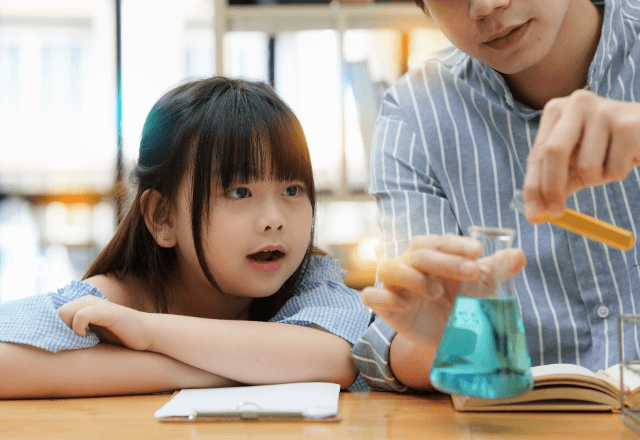 夏休みの自由研究に！小学生が家で楽しめる理科実験3選
