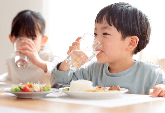 正しい姿勢でごはんを食べよう！メリットとポイント