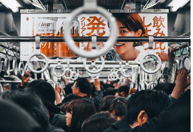 ぎゅうぎゅうの満員電車で…異様な静けさの車内。駅に着いた瞬間⇒ある男性を中心に乗客が次々と倒れ始めて―！？