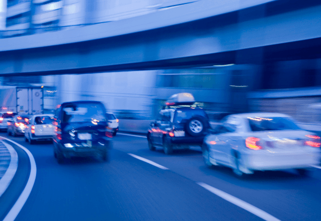高速道路で…前方の車から突然の異音。直後⇒飛んできた【謎の塊】の正体に「ウソでしょ…」