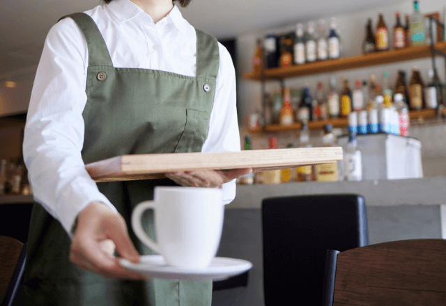 カフェで…店員「長居されると困る」入店すぐの客「えっ…」更に注文したコーヒーに⇒客「信じられない…」