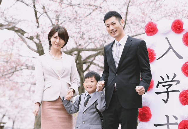 入学式の記念撮影…次男「トイレ！」私「え？」直前で家族が離脱！？⇒周囲の親切で【超シュールな結末】に…！？