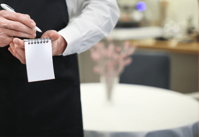 ファミレスで…50分以上料理が来ない！？店員に確認した結果⇒耳を疑う【まさかの一言】に一同絶句…