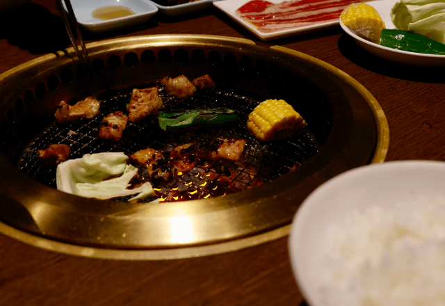 焼肉屋で…私「ご飯に虫が…」店員「失礼しました」直後⇒【素手で除去】して「どうぞ」。皿を戻されて―！？