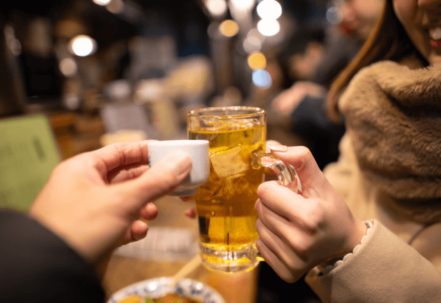 居酒屋で…私「乾杯！」テーブルの隅を見た友人「店出るよ」慌てて追いかけた直後⇒「机に…」その理由にゾッ…