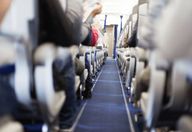 飛行機で…「く、苦しい…」おばあさんが突然倒れ機内騒然。だが次の瞬間⇒“ある男性”が立ち上がり―…