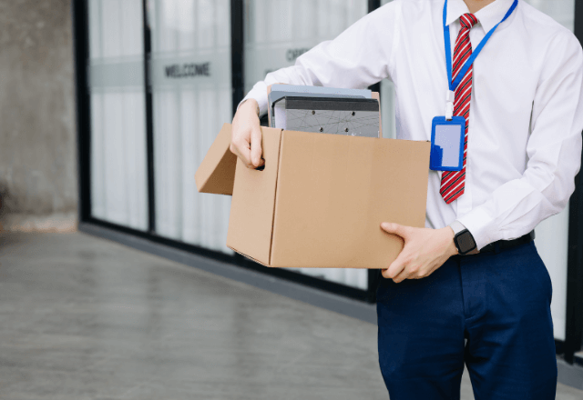 「来年が楽しみ（笑）」退職する部下に嫌味を言うパワハラ上司。直後⇒部下「お前…」上司の目が泳ぎ―！？