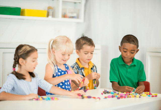 おやこで楽しむ紐通し！知育効果と100均でできる手作り術