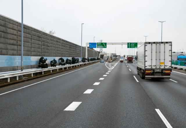 高速道路で…「何か踏んだ？」SAで確認するも無傷。だが数キロ先で⇒“ハンドルが取られた理由”にゾッ…