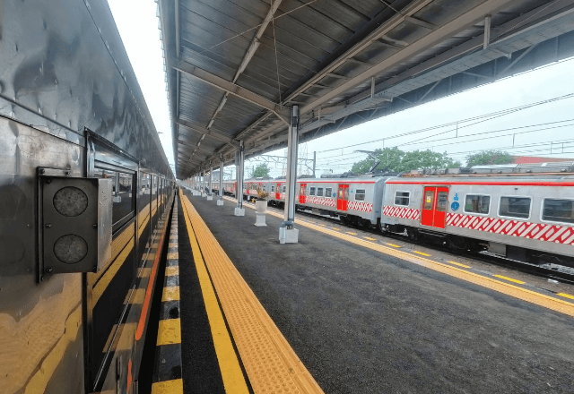 「足が…」駅で転倒し痛がる男性を助けた私。半月後⇒初めての取引先が『大口契約を即決』したまさかのワケ…