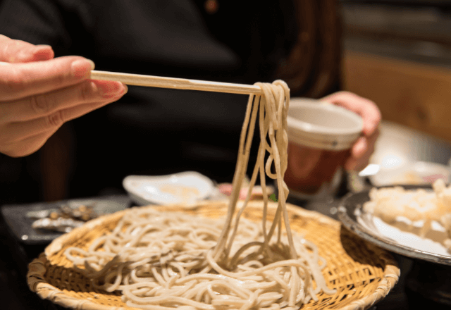 義母「お蕎麦食べに行きましょ」夫「いいね」しかし食事中⇒夫「じゃ俺ら先に帰るわ」置いてけぼりにされて―！？