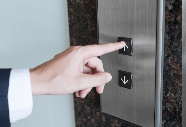 電車で…「どうぞ」体調不良の男性に席を譲った私。1年後⇒面接官「ちょっと来て」別室に呼ばれた理由に涙…