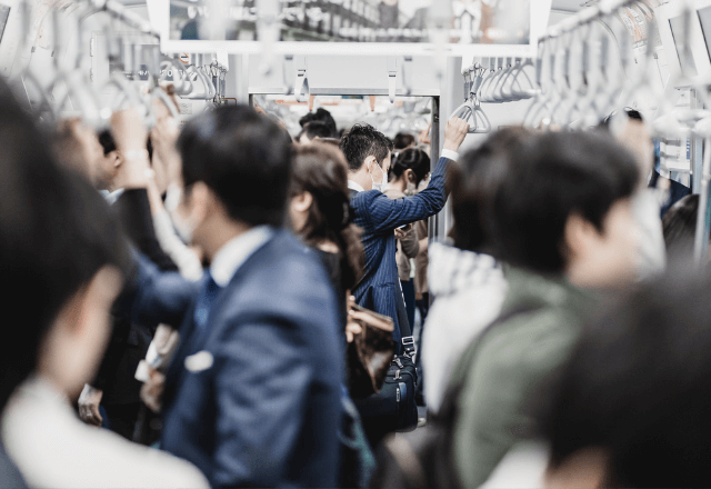「くっつくな！暑苦しい！」満員電車で女性に怒鳴る男性。直後⇒女性の【パワーワード】に車内が静まり返る…
