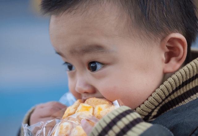 パン屋で…売り物のパンを勝手に食べた子ども。母親にお会計をお願いした結果⇒“衝撃の怒号”に絶句…