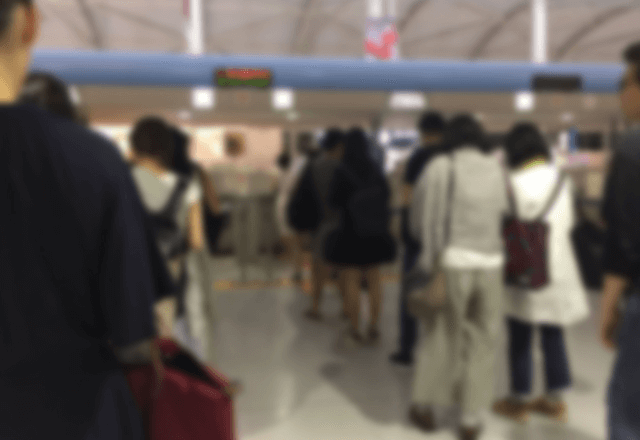 楽しみにしていた海外旅行…しかし空港でまさかの15時間待機！？従業員「実は…」衝撃の理由に絶句…